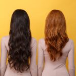 Femeie cu păr vopsit sănătos și strălucitor, îngrijit cu produse special create pentru părul vopsit, prevenind uscarea excesivă și menținând culoarea vibrantă